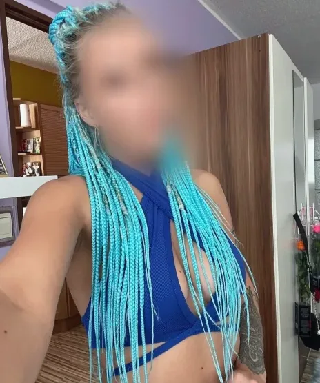 Viktoria, 33